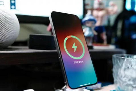 宝应苹果15换屏服务分享用什么充电器给iPhone15充电更好 